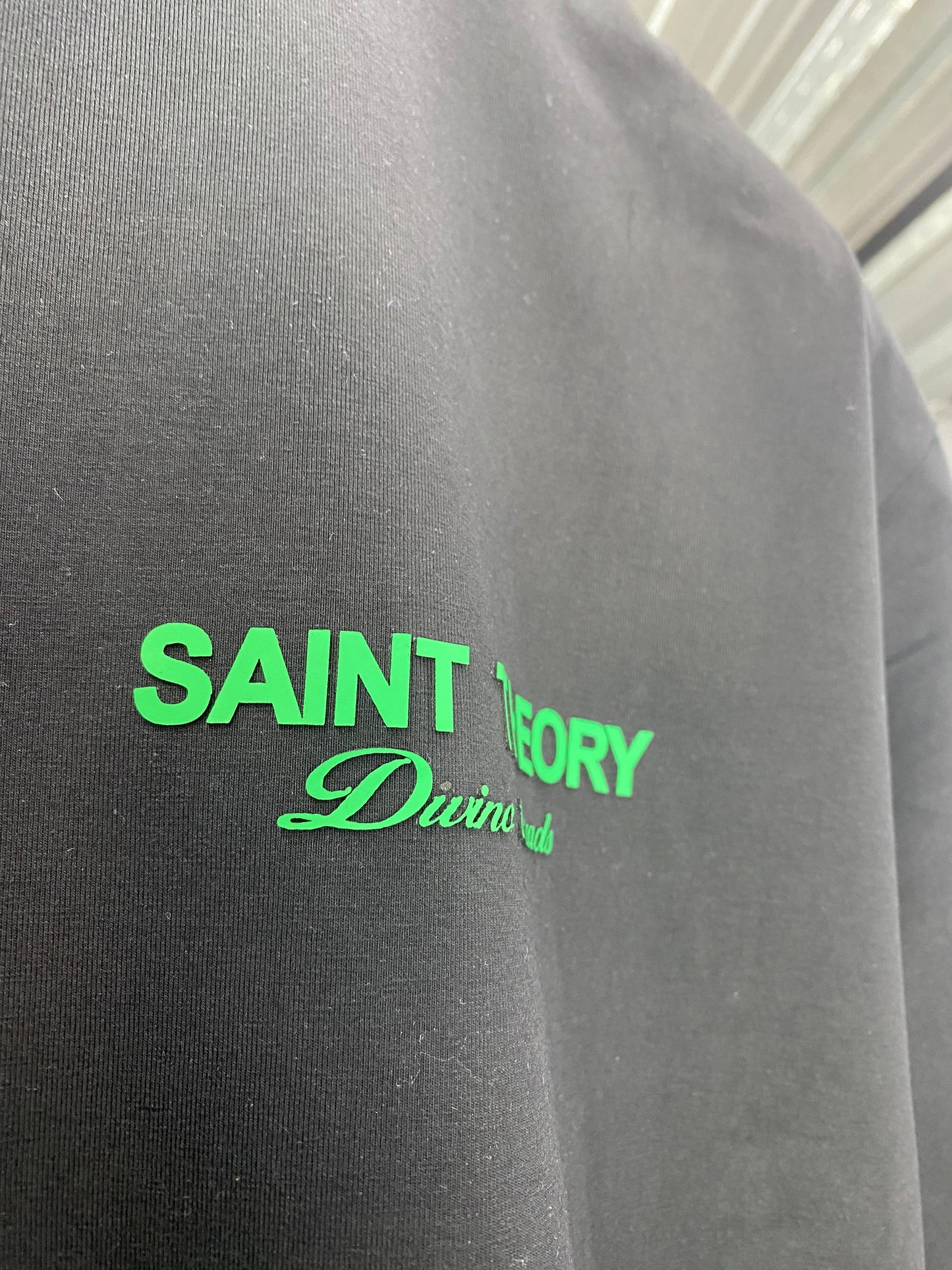 SAINT THEORY T SHIRT HILOS DIVINOS NEGRA/VERDE