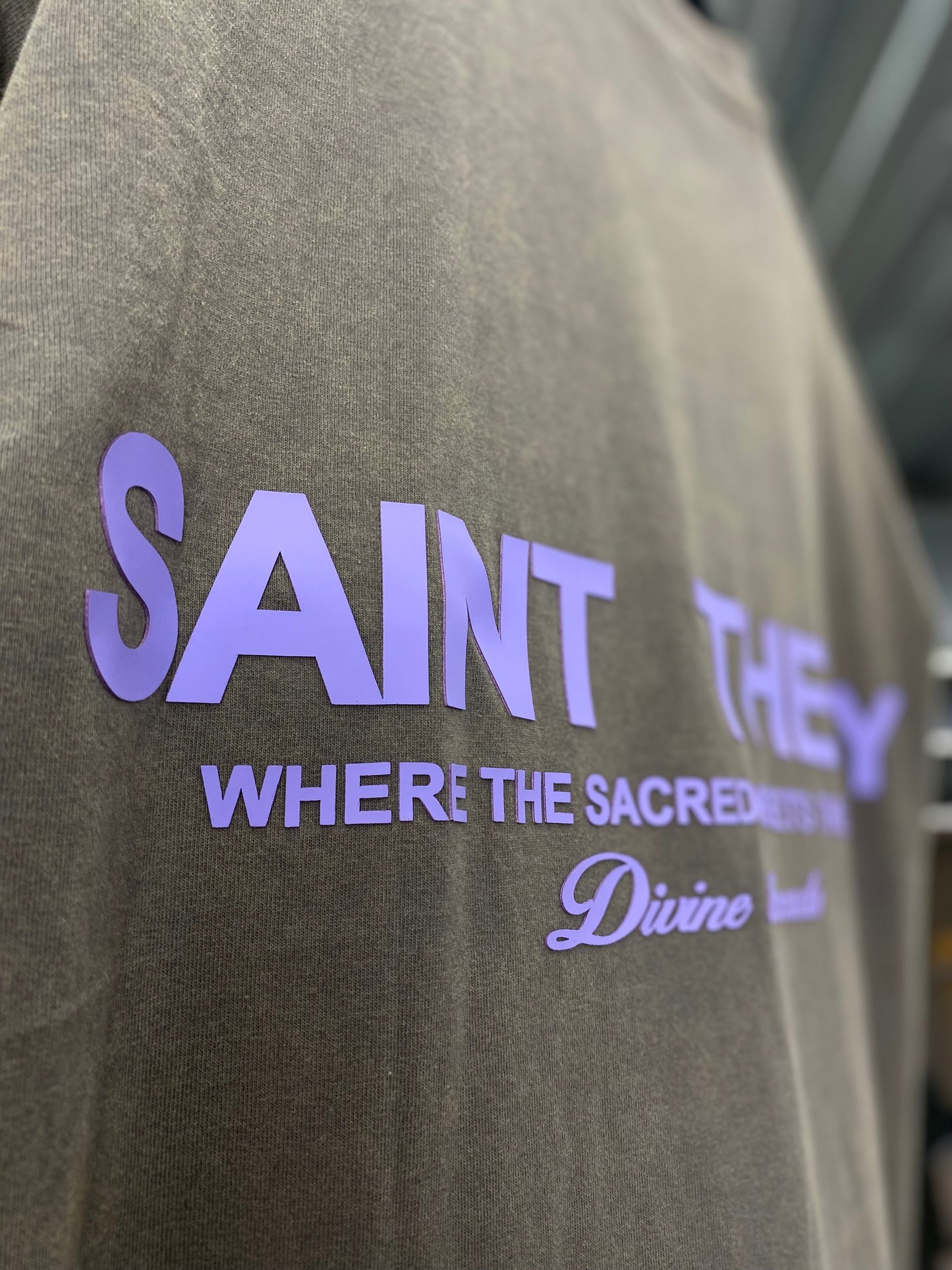 SAINT THEORY T SHIRT HILOS DIVINOS WASHED CAFÉ/MORADO