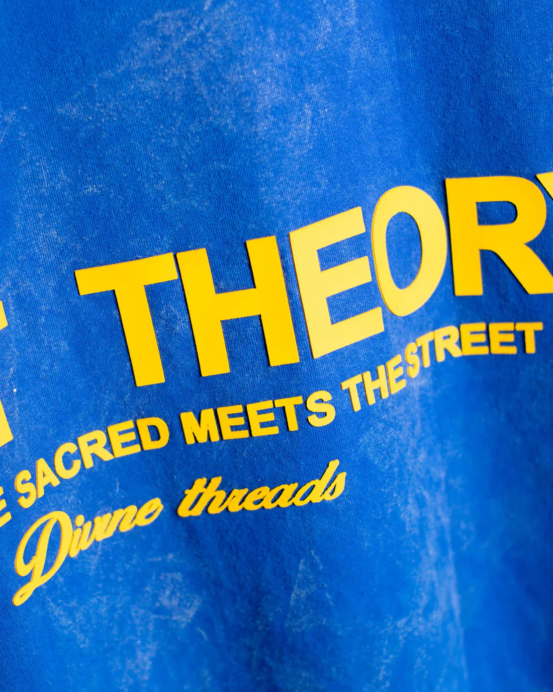 SAINT THEORY HILOS DIVINOS T-SHIRT AZUL DESVANECIDO LETRA AMARILLA