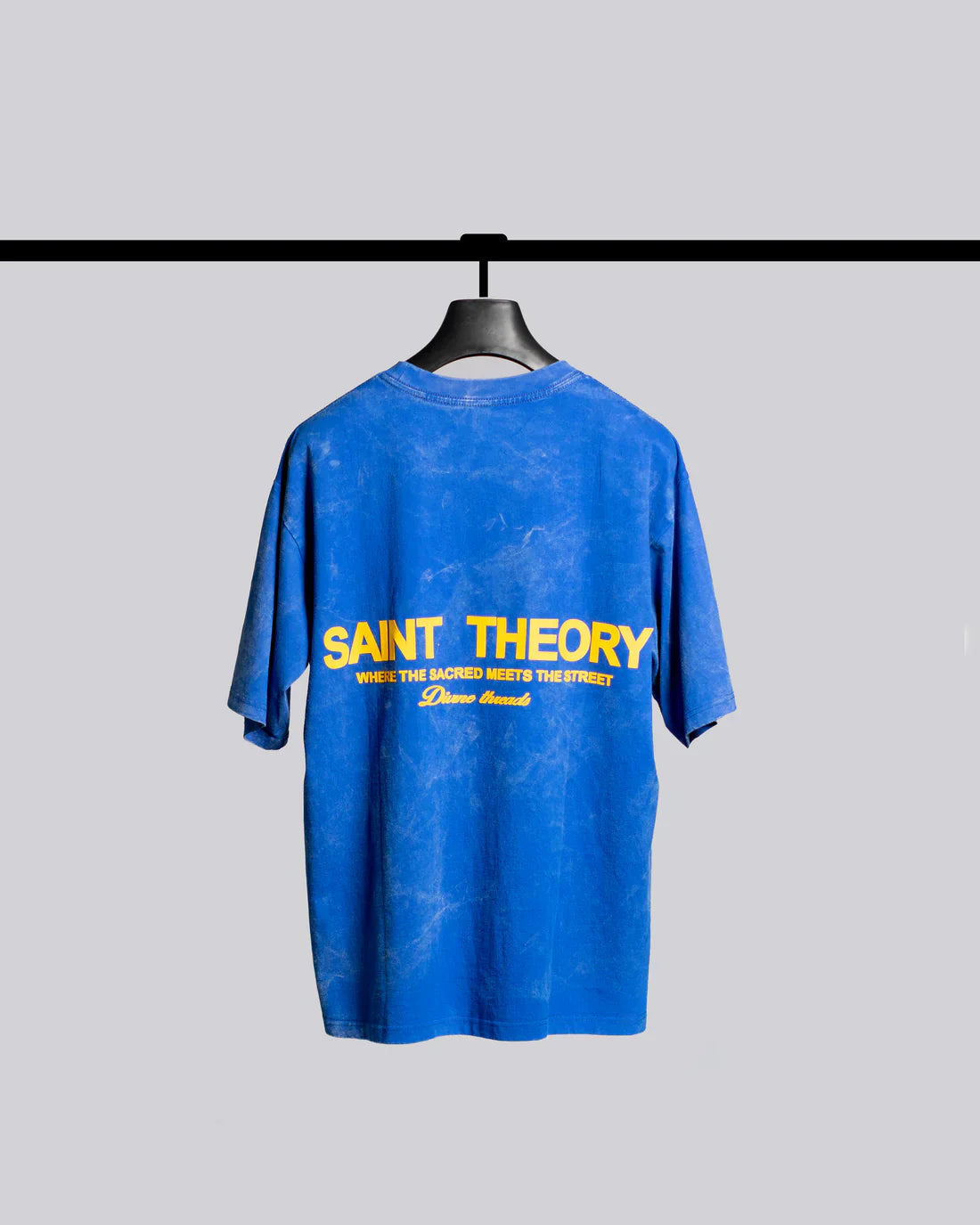 SAINT THEORY HILOS DIVINOS T-SHIRT AZUL DESVANECIDO LETRA AMARILLA