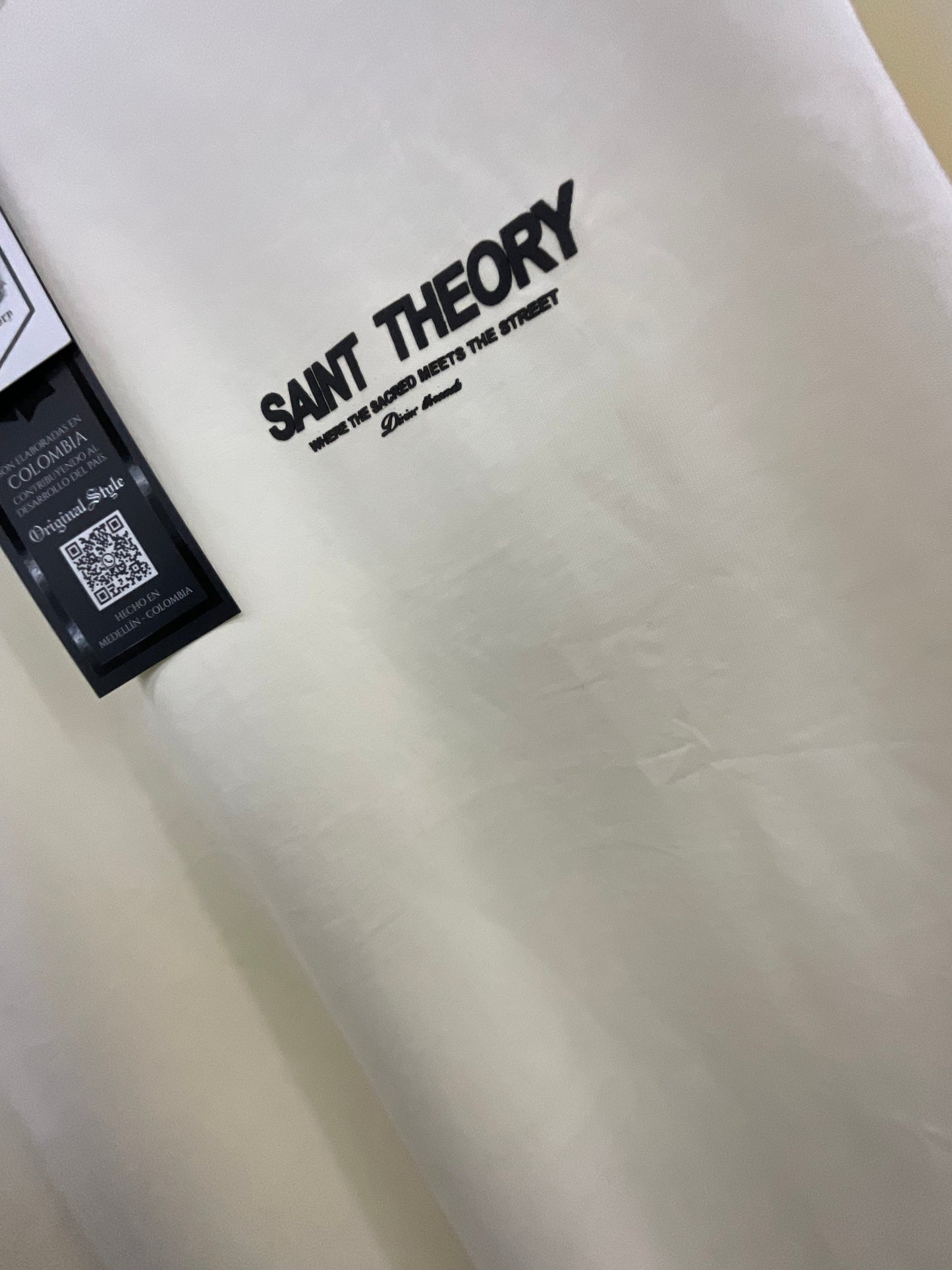 SAINT THEORY T SHIRT HILOS DIVINOS BEIGE/NEGRO