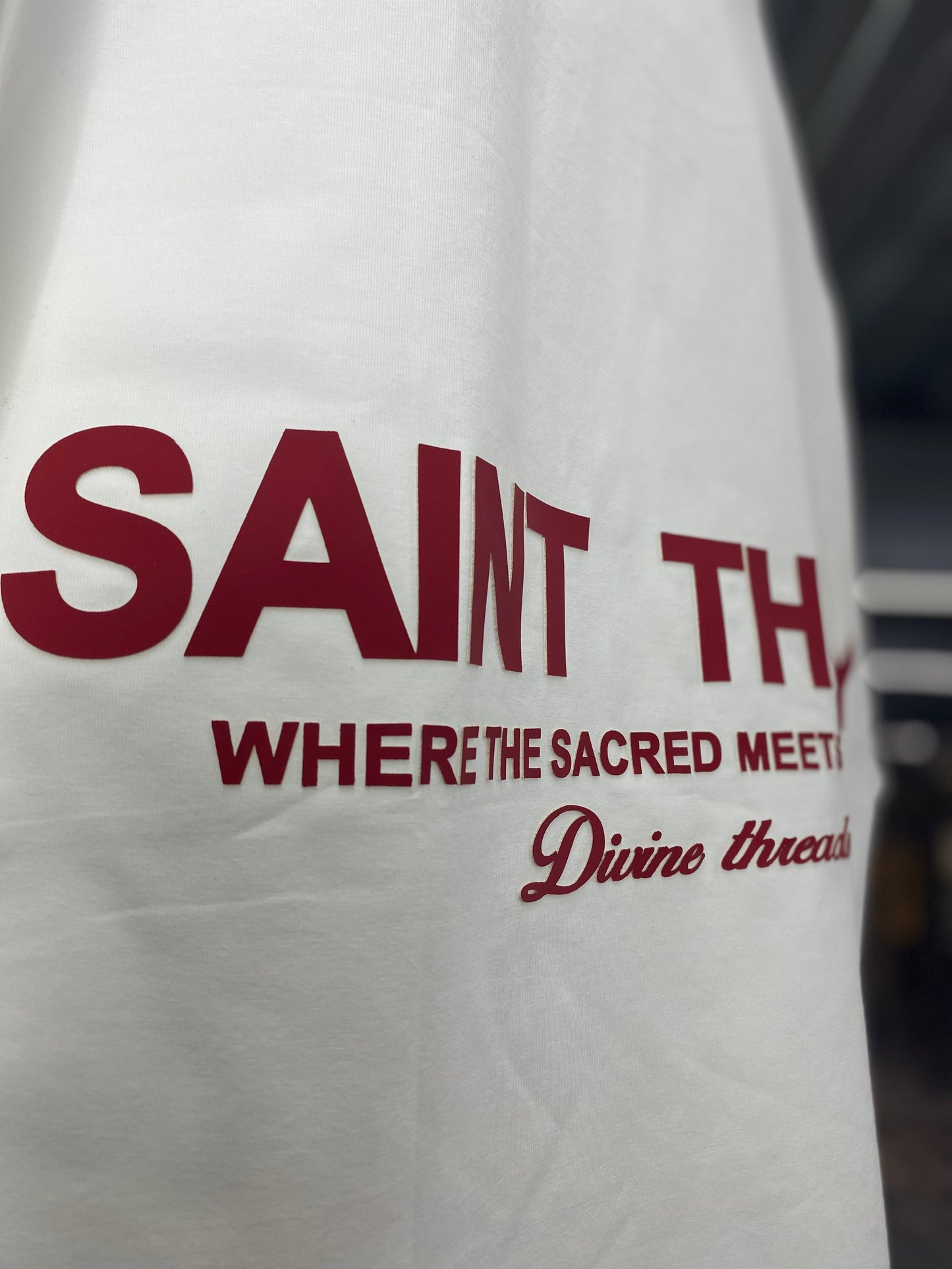 SAINT THEORY T SHIRT HILOS DIVINOS BLANCA/ROJA