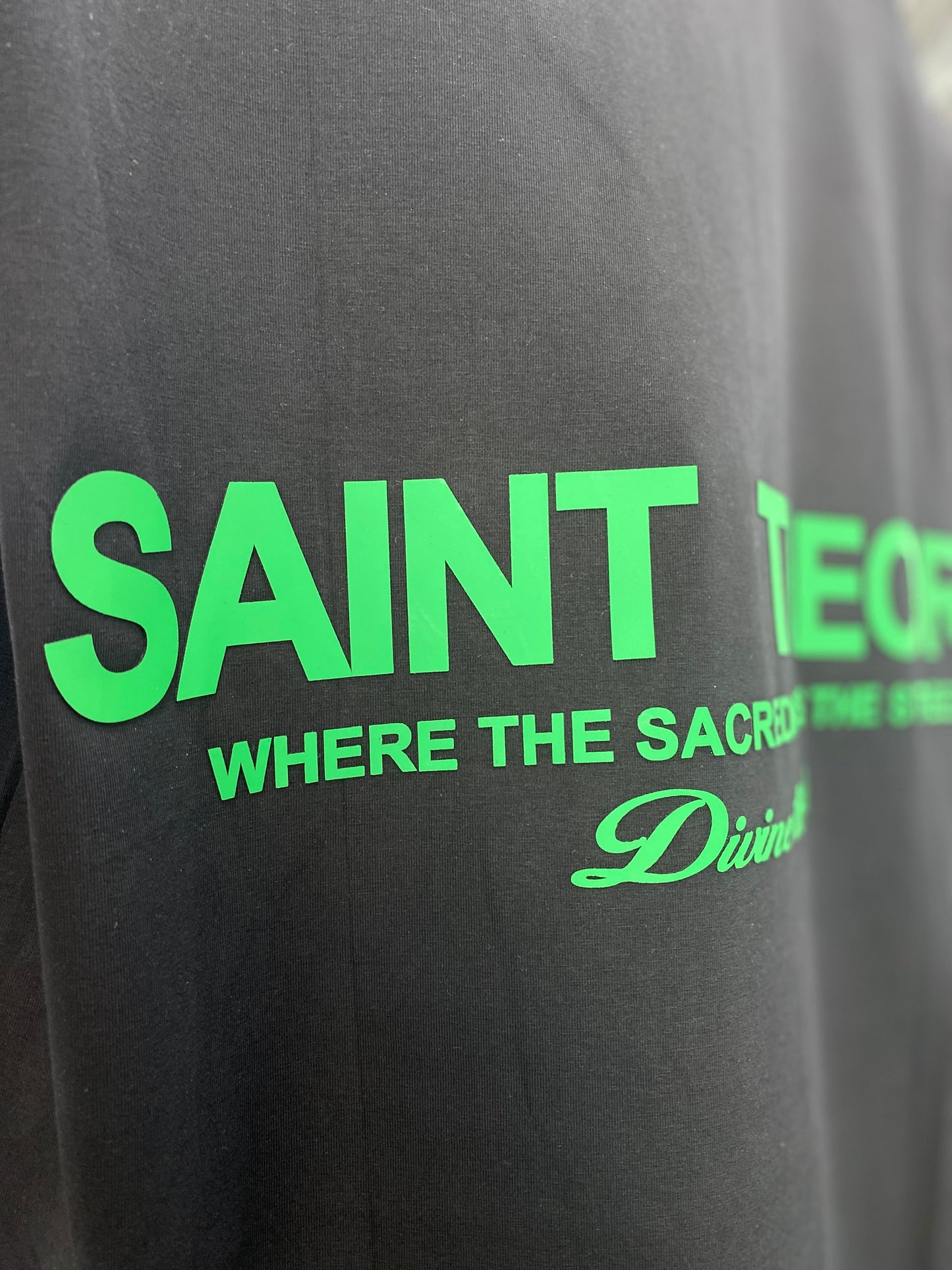 SAINT THEORY T SHIRT HILOS DIVINOS NEGRA/VERDE