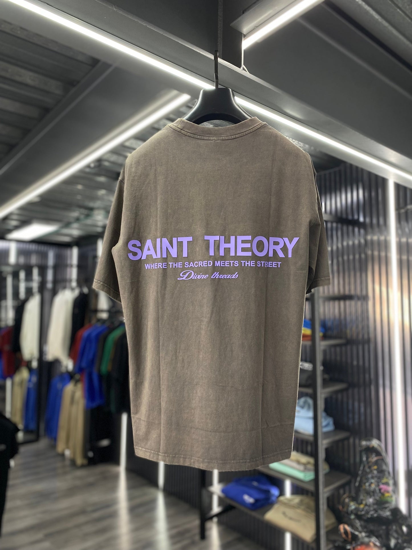 SAINT THEORY T SHIRT HILOS DIVINOS WASHED CAFÉ/MORADO