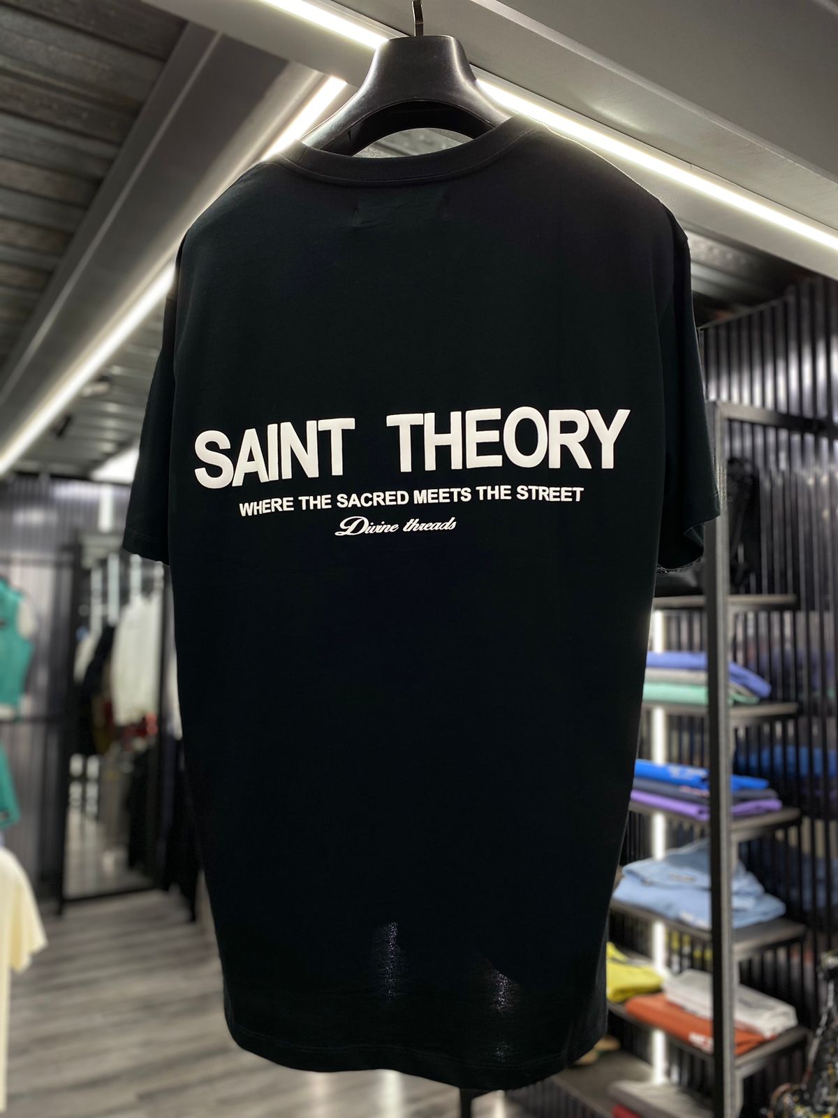 SAINT THEORY HILOS DIVINOS T-SHIRT NEGRA DESVANECIDO LETRA BLANCA