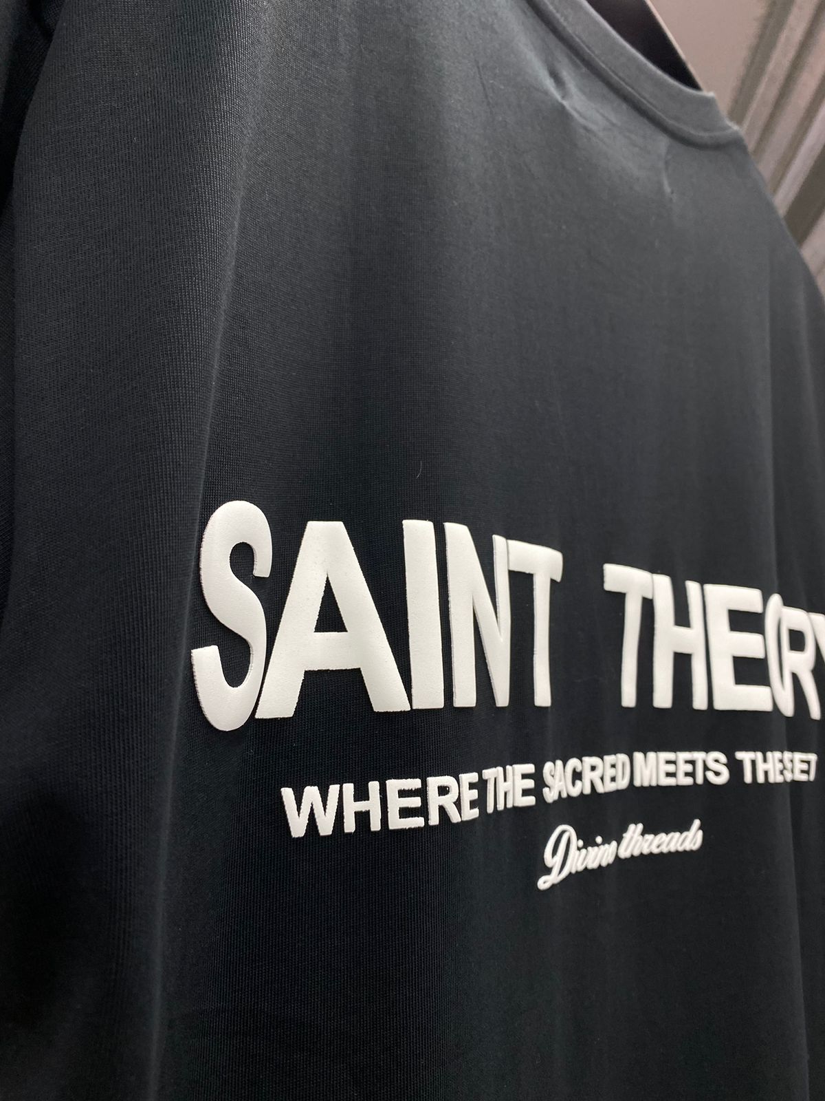 SAINT THEORY HILOS DIVINOS T-SHIRT NEGRA DESVANECIDO LETRA BLANCA