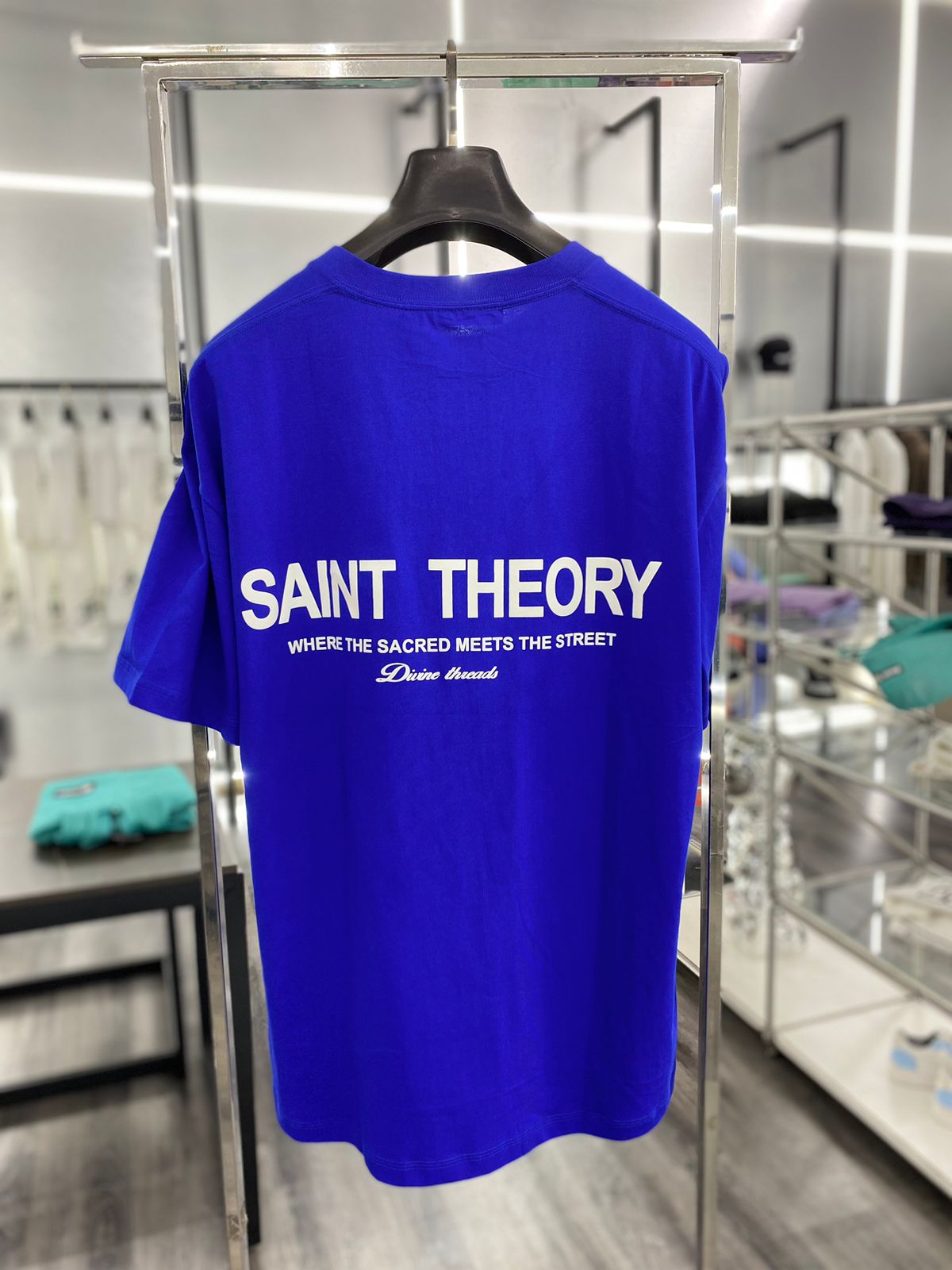 SAINT THEORY HILOS DIVINOS T-SHIRT AZUL DESVANECIDO LETRA BLANCA